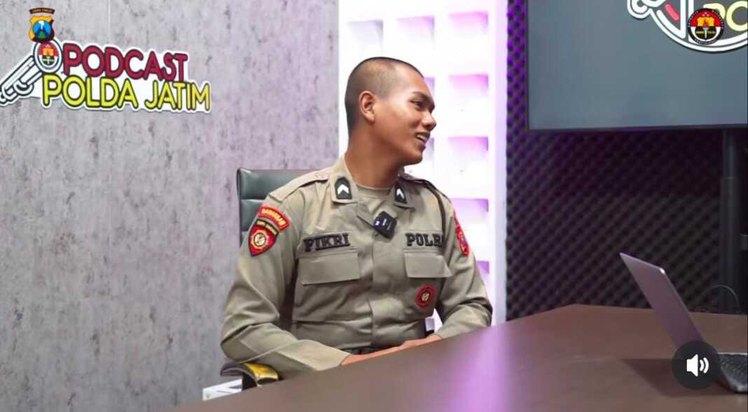 Bripda Fikri saat bercerita kisah hidupnya menjadi polisi. Foto : Podcast Polda Jatim