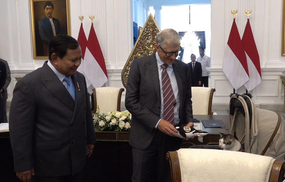 Momen ketika Presiden Prabowo bersama Bill Gates menyapa Bobby Kertanegara, kucing kesayangan Prabowo. (Foto: Istimewa/Setneg RI)
