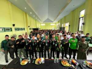 Dari kanan, Ketua Dewan Syuro DPC PKB Sidoarjo KH Athoillah dan Ketua Dewan Tanfidz Abdillah Nasih bersama anggota Fraksi PKB di DPRD Sidoarjo dan kader-kader Panji Bangsa peserta pendidikan. (Foto: DPC PKB Sidoarjo)