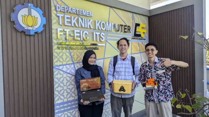 Dari kiri; Rezky Dwi Santika, Zhafarullah Ahmad, dan Rigel Ramadhani Waloni saat memamerkan inovasinya bernama RoboGo. (Foto: Istimewa)