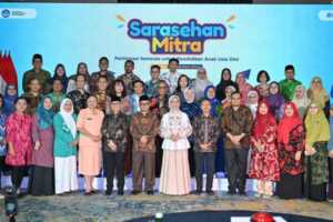 Mendikdasmen Abdul Mu'thi berfoto bersama peserta Sarasehan Mitra: Partisipasi Semesta untuk Pendidikan Anak Usia Dini di Jakarta, Selasa (2/9). (Foto: Istimewa) 