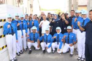 Foto bersama Wamendikdasmen, Kapengcab Surabaya Yayasan Hangtuah dan para siswa SMK Farmasi Sekesal Hangtuah Surabaya. (Foto: Istimeea)