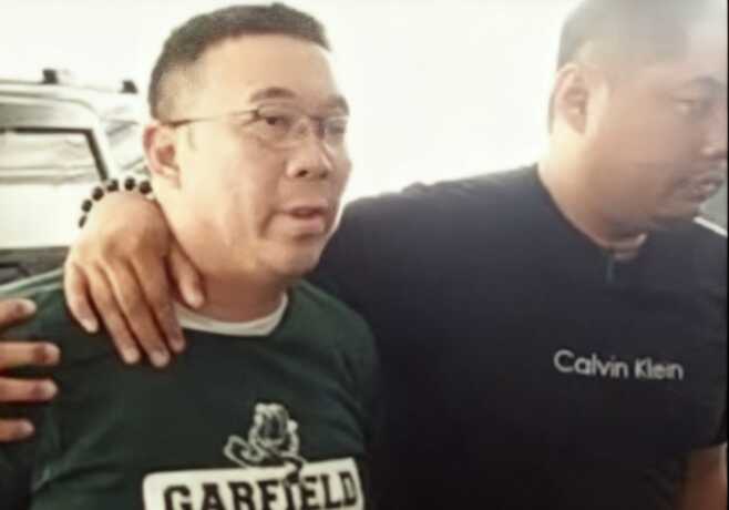 Samuel Ardi Kristanto (kiri) saat digelandang di Polda Jatim setelah ditetapkan sebagai tersangka, Senin (29/12). (Foto: Istimewa)