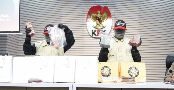 KPK-Tangkap-Tangan-Tersangka-Terkait-Pemerasan-dan-Penerimaan-Lainnya-di-Kabupaten-Cilacap-image_large