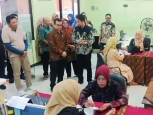 Wamen Komdigi Nezar Patria bersama Plt Bupati Sidoarjo subandi desa digital jabon.jpg